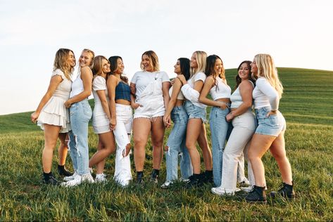 Group Picture Outfit Ideas, Sorority Instagram Pictures, Group Pics Poses, Big Group Picture Poses, Executive Board Photo Shoot Sorority, Sorority Exec Photoshoot Ideas, Sorority Council Photoshoot, Sorority Executive Board Photoshoot, Sorority Group Pictures Photo Shoot