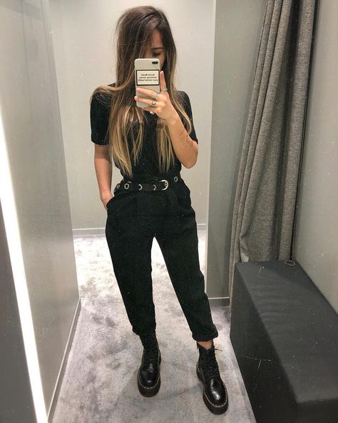 All Black Chuck Taylors Outfit, All Black Everything Aesthetic, All Black Boho Outfit, Night Out Winter Outfit, Black Winter Outfits, Street Style Celebrities, Fav Pants, All Black Outfit Casual, How To Style Doc Martens