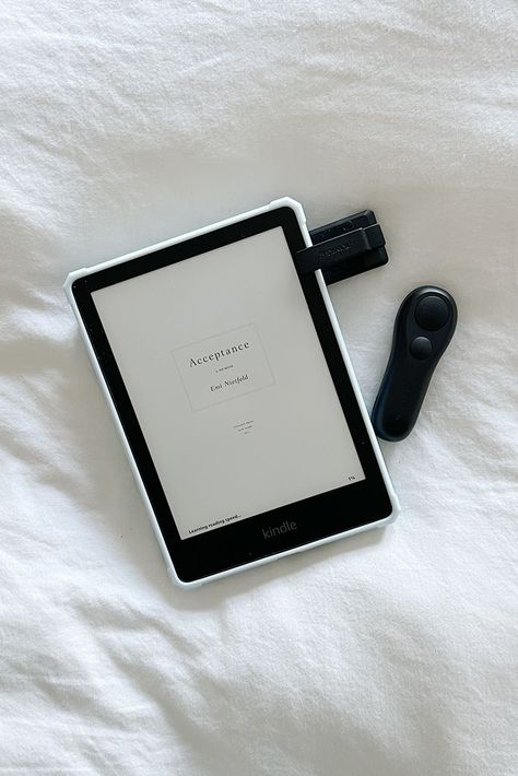 IS THE KINDLE WORTH IT? My Kindle Review - CARLY Writing Hobby, Kindle Girlie, Kindle Aesthetic, Magical Library, Small Business Gifts, Kindle Reader, Complicated Relationship, Kindle Paperwhite, Page Turner