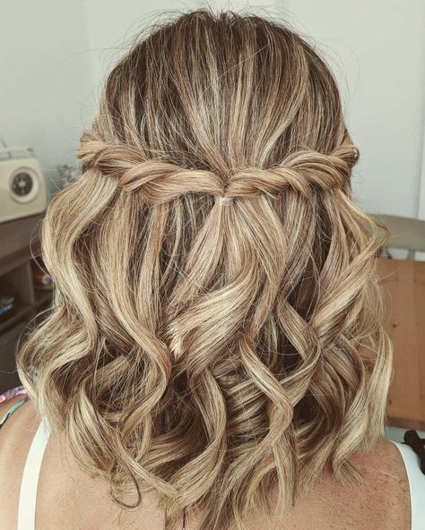 Wavy Half Updo with Twists #weddinghairupdos Prom Braid, Formal Hairstyles For Short Hair, Graduation Hairstyles, Up Dos For Medium Hair, Updos For Medium Length Hair, Half Updo, Peinados Fáciles Para Cabello Corto, Penteado Cabelo Curto, Short Hair Styles Easy