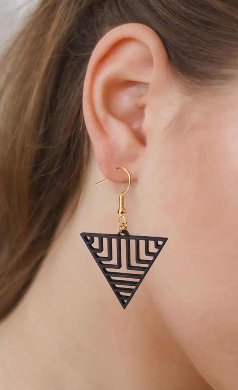 Designer-quality geometric jewellery. Available now on Etsy: https://www.etsy.com/nz/listing/1096652940/3d-printed-triangle-earrings?ref=shop_home_active_2 Laser Cut Earrings Acrylics, 3d Printer Jewelry, 3d Printer Art, 3d Tiskárna, 3d Earrings, 3d Printed Earrings, Printed Earrings, 3d Printing Business, Geometric 3d