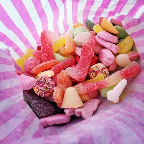 Pic n mix sweets Ariel Cake, Tooth Cake, Retro Sweets, Cute Date Ideas, Sweet Pic, Chocolate Factory, Candy Shop, Peach Rings, Gummy Candy