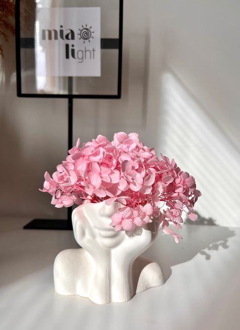 Romantic Gypsum Vase with Stabilized Hydrangea, Flower Lady, Face Vase, Body Vase, Modern Vase, Face Planter, Home Decor, Art Sculpture 🌸 Attractive accent for your home, office, desktop or bedside table ✨ 📐 Vase Size: 110x70 mm H=85 mm  ✅ Stabilized hydrangea in this position does not require any care, watering, etc.  ❌ Please note that the vase cannot be used for fresh flowers that require water 💦 Materials: - female figure gypsum vase  - natural pink stabilized hydrangea inside.  ✈ Shippin Face Vases With Flowers, Body Flower Vase, Table Flowers Home, Modern Art Home Decor, Table Sculpture Decor, Flower Vases Ideas, Flowers Decoration For Home, Flower Vase Aesthetic, Cute Flower Vase