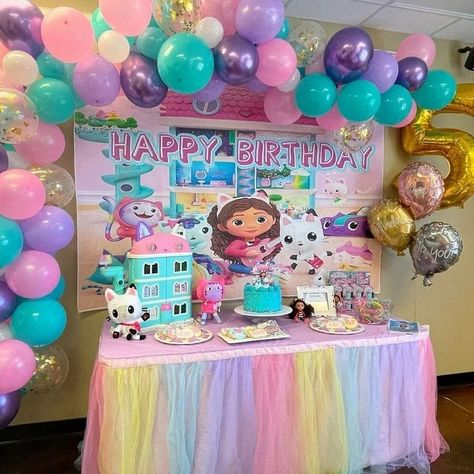 Cute Wall Decorations, Big Dollhouse, Cat Themed Birthday Party, House Cute, Decoration Backdrop, 6 Birthday, 5th Birthday Party Ideas, Peppa Pig Birthday Party, Backdrop Birthday