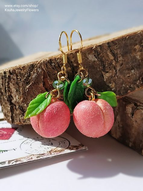 Polymer Clay Fruit, Clay Fruit, Peach Clothes, Peach Jewelry, Cute Peach, Peach Earrings, Diy Jewelry Unique, Clay Diy Projects, Polymer Earrings