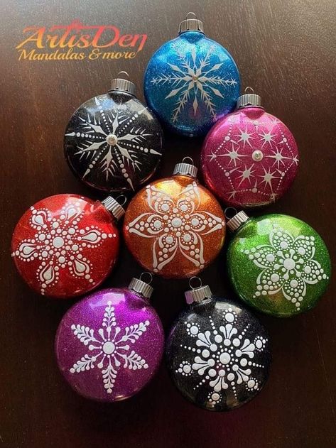 Holiday Dot Mandala, Mandela Dot Painting, Dot Painting Snowflakes, Christmas Dotting Art, Mandala Christmas Ornaments Diy, Dot Painted Ornaments, Dot Mandala Christmas Ornaments, Dot Art Christmas Ornaments, Dot Painted Christmas Ornaments