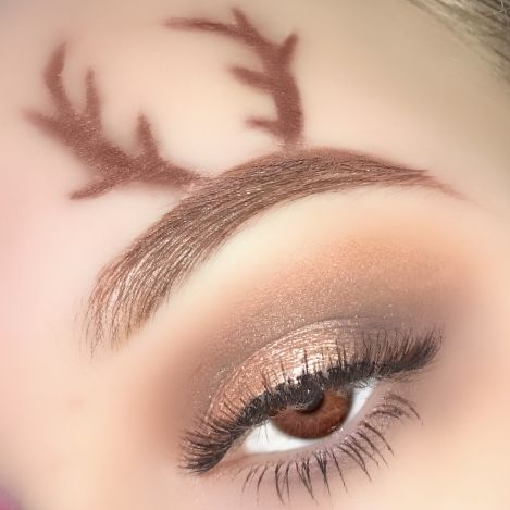 Santa Hat Eye Makeup, Christmas Easy Makeup Look, Christmas Makeup Brown Eyes, X Mas Makeup Look, Makeup Looks Christmas Easy, Basic Christmas Makeup, Easy Xmas Makeup, Makeup Ideas For Christmas Party, Christmas Makeup Easy Simple