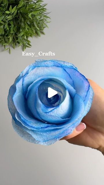 Diy Roses Paper Easy, Flower Made Out Of Paper, Cotton Pad Flowers, Paper Towel Flowers Diy, Paper Craft Ideas Easy, Easy Craft Ideas With Paper, How To Make Flowers With Paper, Diy Flowers Easy, How To Make Paper Flowers Easy