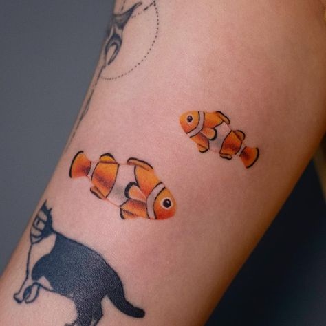 American Traditional Clown, Simple Fishing Tattoo, Clownfish Tattoo, Small Fishing Tattoo, Clown Fish Tattoo, Clown Tattoo Ideas, Traditional Clown Tattoo, Female Fishing, Tattoo Fishing