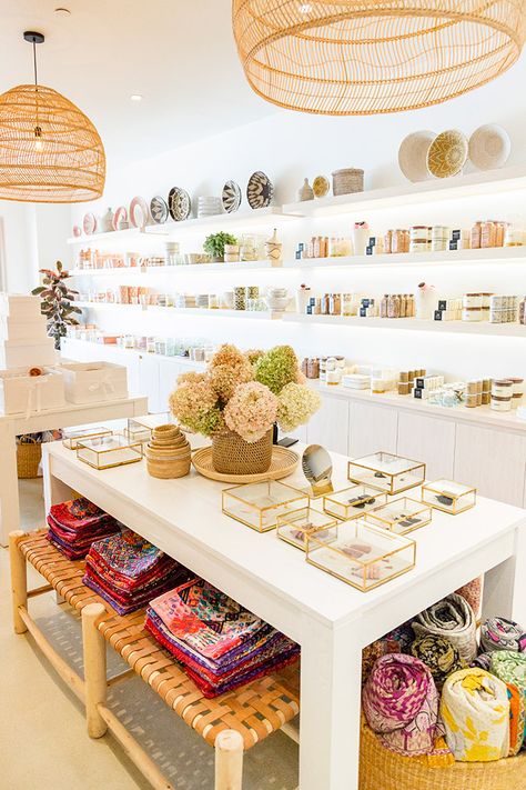 Gift Shop Store Design, Diy Store Fixtures, Best Retail Store Design, Beautiful Retail Spaces, Concept Store Interior Design, Gift Shops Interior Design, Gift Store Ideas, Design Store Interior, Gift Shop Interiors Retail Stores