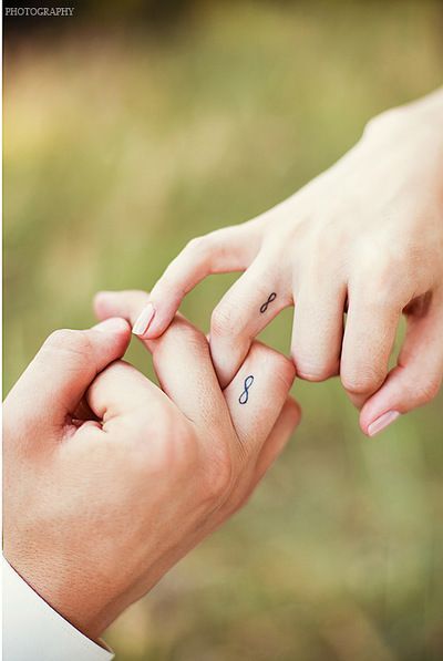 Men Infinity Tattoo, Infinity Tattoo On Ring Finger, Small Tattoo For Couple, Finger Infinity Tattoo, Couple Infinity Tattoo, Infinity Tattoo Couples, Infinity Matching Tattoos, Infinity Finger Tattoo, Infinity Tattoo On Finger