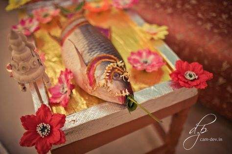 A decorated fish. Given by the groom's family to the bride. This is a bengali tradition Bengali Tradition, Wedding Dala, Haldi Decorations, Wedding Platters, Trousseau Packing, Wedding Stills, Tray Decoration, Wedding Gift Pack, Marriage Decoration