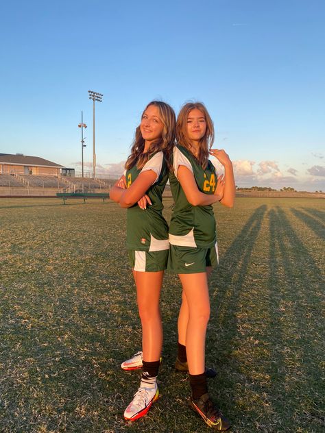 Sports Pics With Friends, Duo Soccer Poses For Pictures, Soccer Duo Pictures, Cute Soccer Pictures With Friends, Soccer Pictures Poses Friends, Soccer Pics With Friends, Cute Soccer Pictures, Soccer Photography Poses, Soccer Girls Outfits