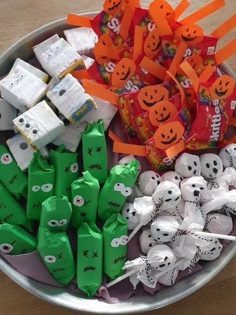 50+ Spooky Halloween Decorations, Snacks and Party Ideas - HubPages Halloween Snack Crafts For Kids, Halloween Candies Ideas, Halloween Candy Decorations, Lollipop Ghosts, Halloween Candy Ideas, Halloween Candies, Old Halloween Costumes, Dekorasi Halloween, Dulces Halloween