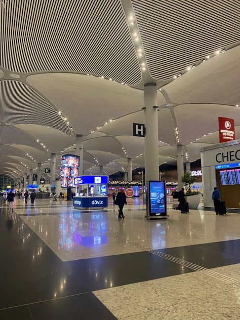 Vacation with lil sis ❤️ Airport Feeling Aesthetic, Airports At Night, Miami Airport Aesthetic, New York Airport Aesthetic, Airport Terminal Aesthetic, Airport Aethestic, That Airport Feeling, Airport Vibes Night, Airport At Night Aesthetic