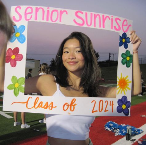 Senior Photo Frame Ideas, Senior Picture Frame, Senior Class Poster Ideas, Senior Sunrise Glasses, Senior Crafts Ideas, Senior Sunrise Frame Ideas, Senior Sunrise Photo Frame, Senior Send Off Ideas, Senior Events High School Ideas