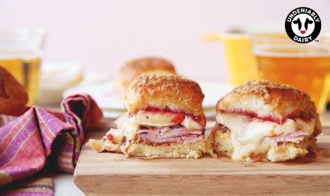 Mini Baked Ham and Brie Sandwiches - Go Bold With Butter Brie Sliders, Brie Sandwich Recipes, Brie Sandwich, How To Cook Lamb, Appetizer Sandwiches, Camping Breakfast, Burger Sliders, Mini Sandwiches, Slider Recipes