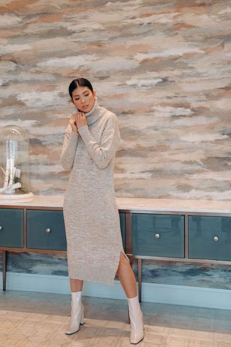 Winter Sweaters For Women 2022, Cashmere Dress Outfit, Knitted Midi Dress Outfits, Beige Sweater Dress Outfit, Wool Dress Outfit, Knit Dress Outfit Winter, Midi Sweater Dress Outfit, Turtleneck Sweater Dress Outfit, Midi Dress Outfit Winter