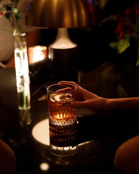 old fashioned whiskey cocktail in a dark, romantic bar Vintage Cocktail Aesthetic, Speakeasy Cocktails, Cocktail Styling, Luxury Drinks, Club Lifestyle, Library Bar, Ambassador Hotel, Hotel Inspiration, Cocktail Photography