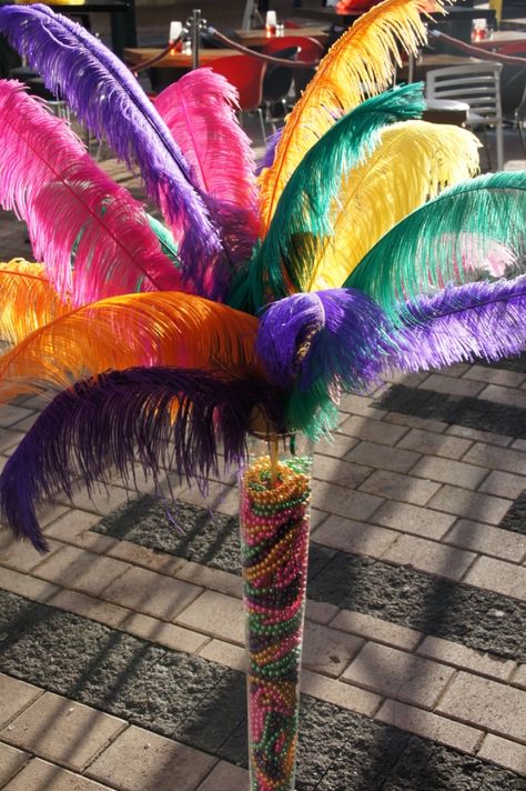 Oversized Carnival Feathers & Beads in tall vase for a Carnival Themed Event - by Creative Collective Brazil Party, Rio Party, Carnival Party Decorations, Caribbean Party, Theme Carnaval, Carnival Decorations, Olympic Party, Prom Themes, Brazil Carnival