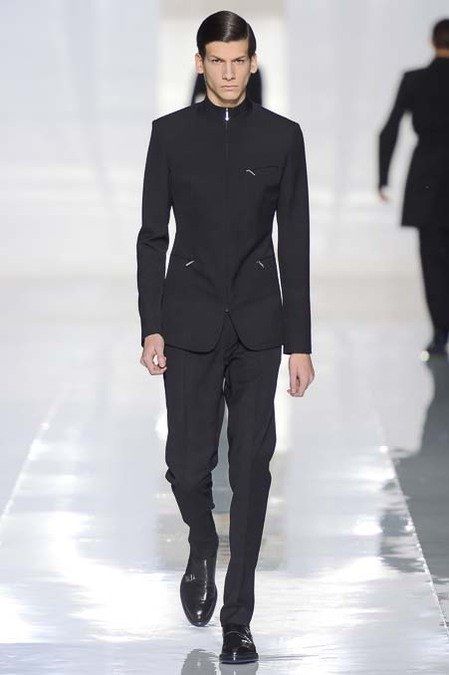 Futuristic Outfit Men, Futuristic Fashion Male, Futuristic Outfits, Men Minimalist Fashion, Sci Fi Clothing, Fashion Week Berlin, Mode Shoes, Sci Fi Fashion, Future Clothes