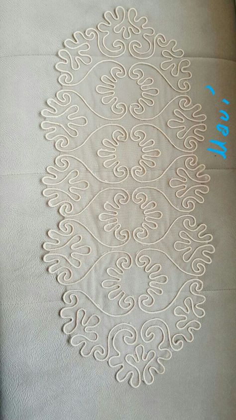 Dantel angles Motif Soutache, Romanian Lace, Burlap Crafts, Couture Embroidery, Couture Sewing Techniques, Point Lace, Needlework Embroidery, Handwork Embroidery Design, Hand Embroidery Design Patterns