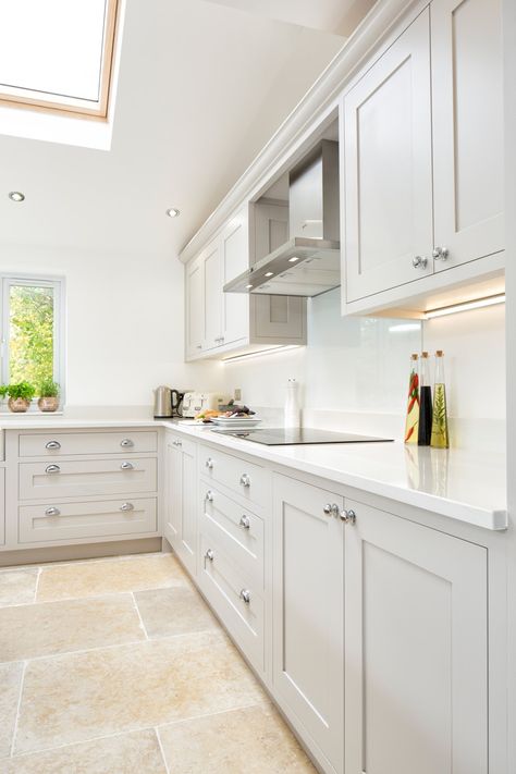 Grey Shaker Kitchen, Kitchen 2024, Grey Kitchen Designs, Kitchen Floors, White Shaker Kitchen, Hampton Style, Casa Country, Shaker Style Kitchens, Shaker Kitchen