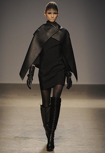 gareth-pugh Mode Steampunk, Sci Fi Fashion, Black Clothes, Cyberpunk Fashion, Gareth Pugh, Futuristic Fashion, Future Fashion, Fashion Costume, Dieselpunk