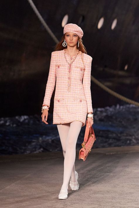 All of the Looks from Chanel's Epic Cruise Collection It's a good day when Chanel goes Nautical... Mode Rose, 90s Runway Fashion, Runway Fashion Couture, Runway Outfits, Mode Chanel, Chanel Dress, Chanel Cruise, White Tights, 1980s Fashion