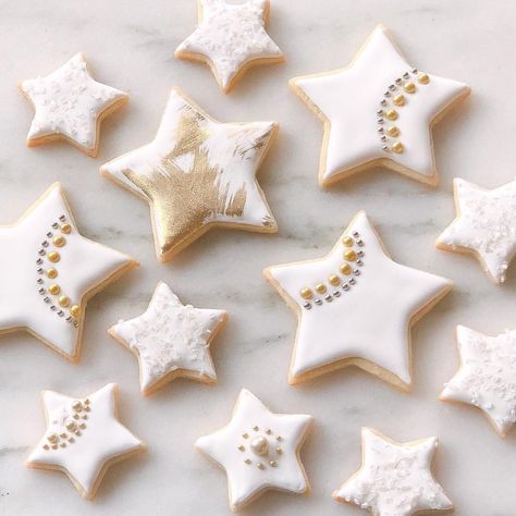 Star Royal Icing Cookies Christmas, Christmas Cookie Stars Decorated, White And Gold Christmas Cookies, Star Cutout Cookies, 5 Star Cookies, Star Sugar Cookies Decorated Christmas, Decorated Star Cookies, Christmas Star Sugar Cookies, Star Royal Icing Cookies