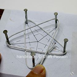 Metal Wire Crafts, Diy Christmas Star, Wire Jig, Chirstmas Decor, Wire Ornaments, Star Tutorial, Diy Craft Tutorials, Diy Wire Jewelry, Handmade Christmas Decorations