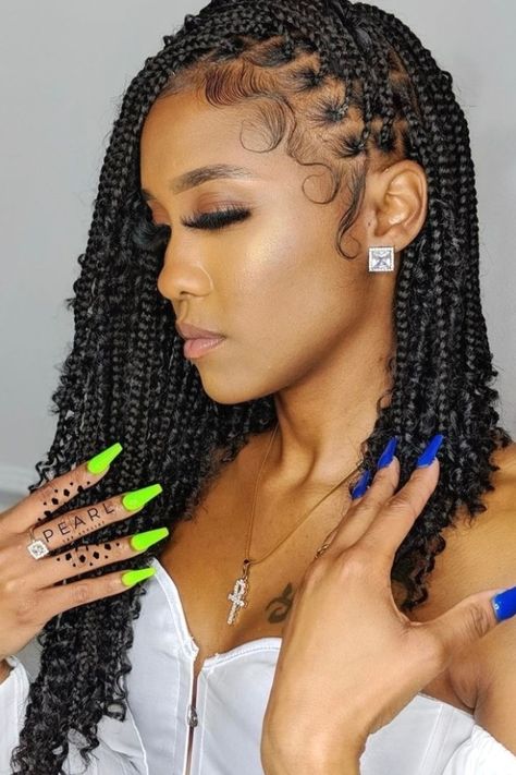 What Are Knotless Braids? Knotless braids involve plaiting one’s natural hair first then gradually adding braiding hair in. Knotless braids are also called feed in braids. One major advantage of knotless braids in comparison with box braids is the fact that there is less tension to the scalp. Knotless braids are a great protective style. Knotless #hairideas #hairstyles #hairdesign Queens Hairstyles, Knotless Medium, Knotless Bob, Bohemian Knotless Braids, Bohemian Knotless, Braids Bob, Braid Wedding, Bob Braids Hairstyles, Boho Knotless