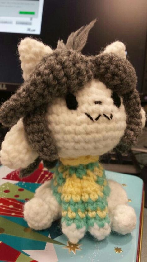 Temmie Deltarune Crochet, Undertale Crochet, Undertale Plush, Crochet Tips And Tricks, Crochet Snail, All Spiderman, Creepy Creatures, Little Misfortune, Knitting Pin