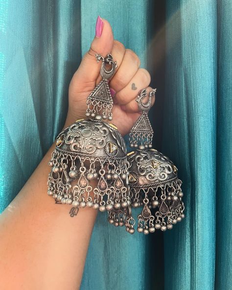 Amaira Dual Toned Jhumka! Price - 255/- plus shipping. DM for orders and queries. 💌 Jhumka Collection, Oxidised Jhumka, Capsule Wardrobe Jewelry, Stylish Jewelry Accessories, Silver Jhumkas, Desi Vibes, Jhumka Designs, Oxidised Earrings, Trendy Jewellery