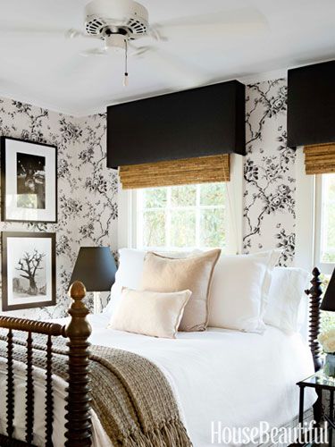 Ralph Lauren Home's Ashfield Floral wallpaper turns a small guest room into a romantic retreat. Design: Tobi Tobin Small Guest Room, Farmhouse Bedroom Decor Ideas, Farmhouse Style Bedrooms, Modern Farmhouse Bedroom, Loft Stil, Farmhouse Bedroom Decor, Dreamy Bedrooms, Farmhouse Bedroom, White Bedroom