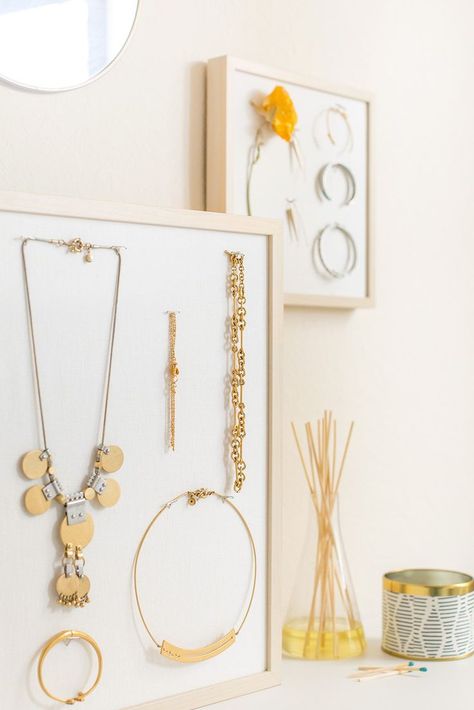 DIY Mounted Jewelry Display #diy #ikeahack #jewelrydisplay Jewelry Display Diy, Anthropologie Jewelry Display, Diy Jewelry Stand, Jewerly Display, Wood Jewelry Diy, Diy Outfits, Jewerly Displays, Necklaces And Rings, Diy Jewelry Display