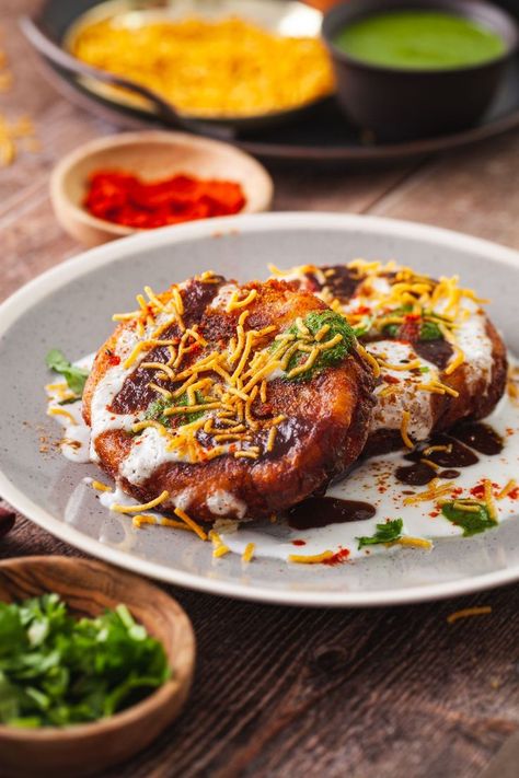 Aloo tikki chaat served on a grey plate with yogurt, green chutney, tamarind chutney and sev. Peaches Salad, Grilled Fruit Dessert, Grilled Sides, Grill Pineapple, Grilled Potato Recipes, Aloo Tikki Chaat, Grilled Fruit Recipes, Tikki Chaat, Grilled Pineapple Recipe