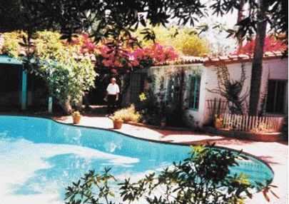 Marilyn Monroe's home/ pool area as it appeared in 1962. Marilyn Monroe House, Spanish Casa, American Mansions, Modern Pools, Architecture Tattoo, Spanish Revival, Marilyn Monroe Photos, Hollywood Icons, Friendly Ghost