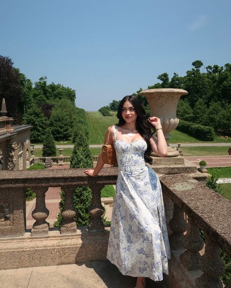 meet me in the garden 🦋🌿⛲️🕊️ Garden Outfit Aesthetic, Feminine Poses, Bali Outfits, Garden Outfit, Feminine Photography, Insta Photography, Mahabaleshwar, Photo Games, Cute Modest Outfits