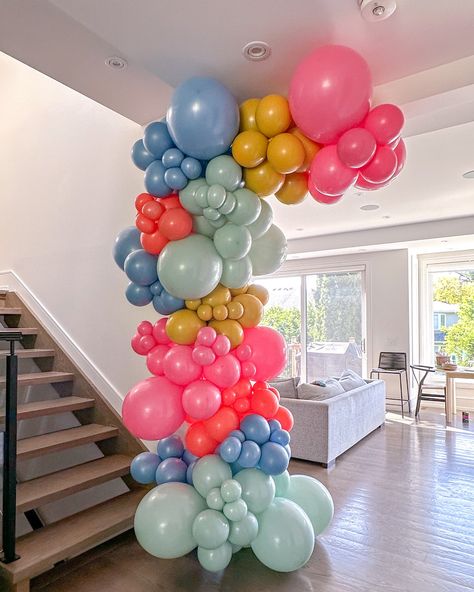 ✨ We had a blast crafting this vibrant, fresh, and joyful balloon garland for our dear friends at @stageanddesignco and @lawrence_agcapital infusing their space with a lively burst of color and cheer ✨ . . . #torontoballoons #gtaballoons #gtaballoonsdelivery #kleinburgballoons #mississaugaballoons #northyorkballoons #mississaugamoms #torontomoms #richmondhillmoms #balloonbunches #tuftex Toronto balloons, gta balloons, balloon garlarnd, engagement balloons, balloon bunches, balloon bouquet,... Patio Balloon Decor, Balloon Bunches, Football Balloons, Engagement Balloons, Rabbit Birthday, Burst Of Color, Blush Peonies, Roller Rabbit, Colourful Balloons