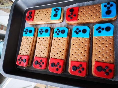 Video Game Snack Ideas, Video Game Birthday Party Food Ideas, Game Theme Snacks, Gamer Cake Pops, Video Game Themed Food, Video Game Snacks, Nintendo Snacks, Nintendo Party Ideas, Gamer Party Food