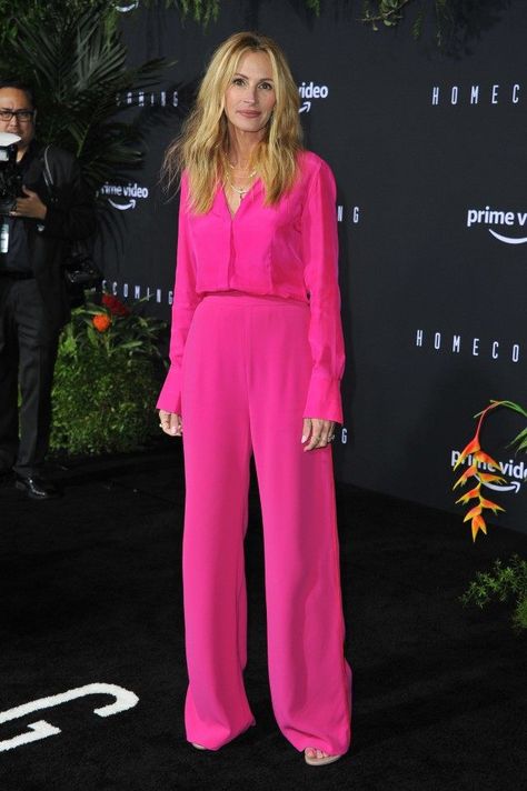 Stile Pin Up, Hot Pink Outfit, Hot Pink Fashion, Look Rose, Pink Trousers, Red Carpet Outfits, Julia Roberts, Pink Pants, Pink Outfits