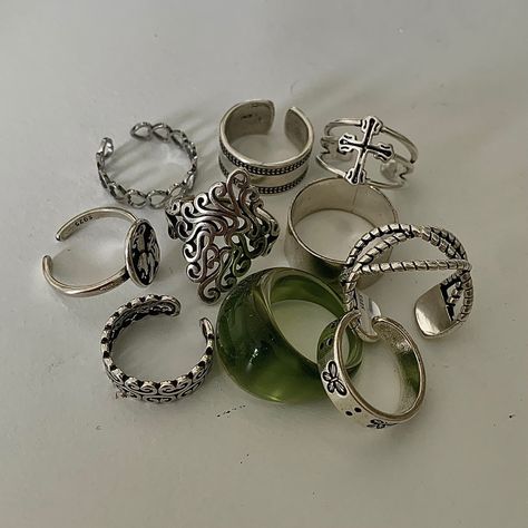 Rings And Bracelets, Grunge Accessories, Grunge Jewelry, Edgy Jewelry, Indie Jewelry, Dope Jewelry, Estilo Punk, Funky Jewelry, Korn