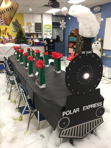 Preschool Christmas Party Decorations, Christmas Polar Express Decorations, Class Christmas Party Decorations, Christmas Kindergarten Party, Polar Express Balloon Garland, Polar Express Float Ideas, Polar Express Table Decor, Polar Express Ideas For School, Polar Express Pajama Party