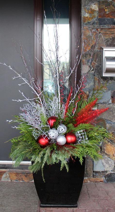 Winter Planter Ideas, Winter Planters, Christmas Urns, Outdoor Christmas Planters, Outside Christmas Decorations, Winter Planter, Christmas Pots, Christmas Planters, Christmas Flower Arrangements