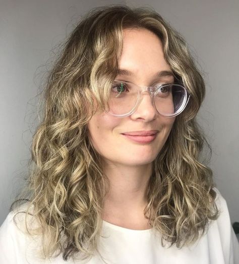 Medium Cut with curtain Bangs for Wavy Hair Curtain Bangs Curly Hair, Curtain Bangs Curly, Bangs Curly Hair, Bangs Wavy Hair, Wavy Bangs, Rambut Brunette, Curly Hair Tutorial, Curly Bangs, Bangs With Medium Hair