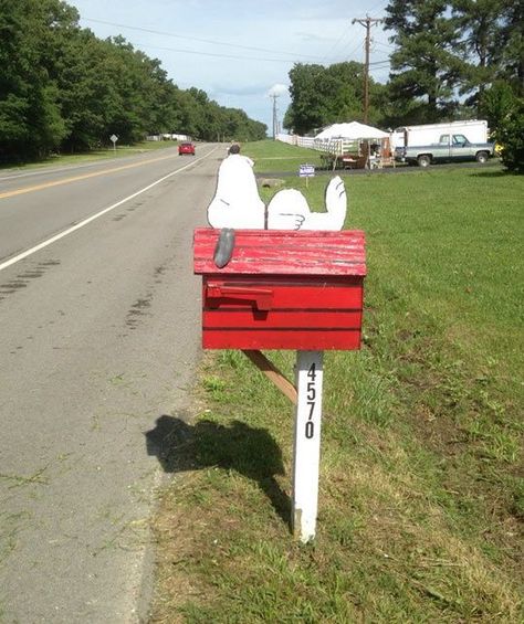 19 amazing cottage-country mailboxes - Cottage Life Cool Mailboxes, Mailbox Makeover, Painted Mailboxes, Unique Mailboxes, Diy Mailbox, Mailbox Ideas, Mailbox Design, Mailbox Decor, Snoopy Love