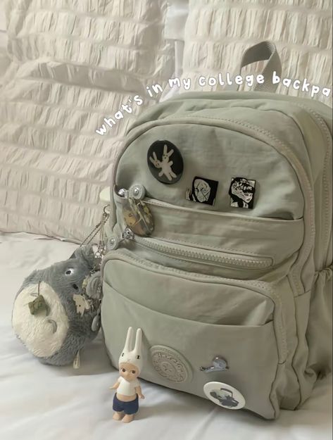 Gray Backpack Aesthetic, Mochila Aesthetic, Cute Pencil Pouches, Backpack Art, Stylish School Bags, Cute School Stationary, Inside My Bag, Unique Backpacks, Kipling Bags