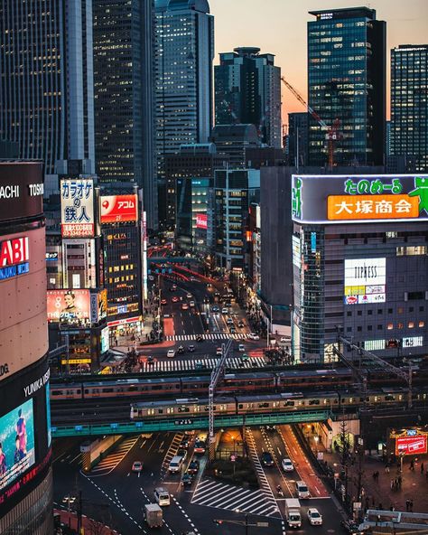 Tokyo subway system has many lines and so complicated, the lines extend far out via extensive through services onto... Cybertron Aesthetic, Japanese Subway, Japanese Neighborhood, Japan Film, Tokyo Subway, Places In Tokyo, Subway System, Train Model, City Scape