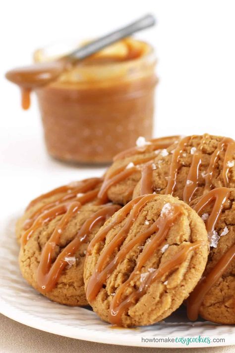 salted caramel cookies - howtomakeeasycookies.com Sweet Pie Crust, Bolo Paris, Chai Cookies, Pie Crust Cookies, Caramel Biscuits, Cinnamon Sugar Cookies, Vancouver Food, Salted Caramel Cookies, Caramel Drizzle